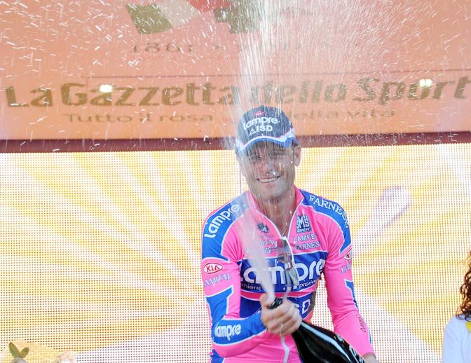 A 39 anni, Alessandro Petacchi lascia le corse: il corridore della Lampre  il quarto italiano della storia con pi successi. In questa foto dell'8 maggio 2001 festeggia la seconda tappa del 94 Giro d'Italia, Alba-Parma (244 km)